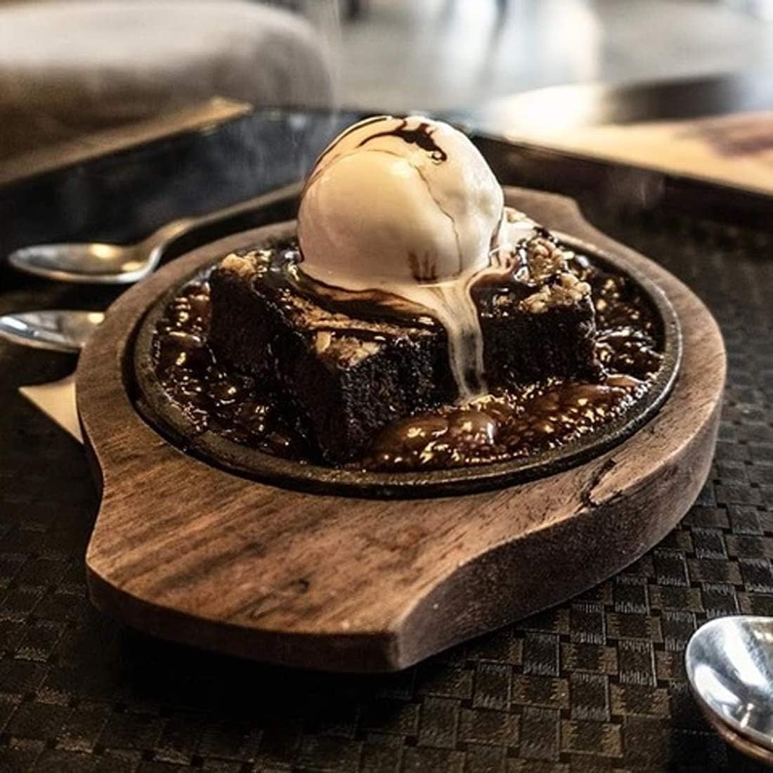 Cast Iron & Wooden Brownie Sizzler Plate/Tray with Wooden Base Wooden, Round Shape Sizzling Brownie Serving Tray for Restaurant, Hotel, Home and Kitchen 4 Pc (5 inch)